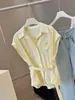 Camisa branca de manga curta estilo francês para mulheres, novo modelo verão 2026, elegante, acinturada, modeladora, gola polo, top moderno e único