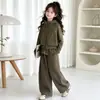 Conjunto casual de outono para meninas 2026 novo estilo coreano jaqueta da moda para primavera e outono e calças de perna curva conjunto de duas peças