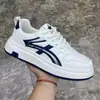 Sapatos Brancos, Couro Respirável de Outono para Homens, Tênis Esportivos Casuais Listrados da Moda, Cano Baixo com Cadarço, Solas Grossas, Antiderrapantes e Confortáveis