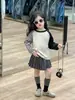Colección Primavera 2026 Ropa Infantil Estilo Coreano para Niñas Camiseta de Manga Larga Elegante con Bloques de Color Cuello Redondo Conjunto de Falda Plisada Camiseta Base