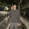 Camiseta de Manga Longa com Gola Henley e Listras Verticais Texturizadas Estilo Old Money para Homens e Mulheres, Leve de Outono, Caimento Solto Maduro, Camisa Básica Tendência de Alta Qualidade
