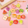 Insignia de pan de frutas caricatura broche acrílico lindo colgante para mochila de estudiante pequeño accesorio parche DIY decoración
