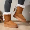Botas de nieve de invierno 2026, estilo nuevo, forradas de felpa para mujer, con diseño combinado de piel y pelo, engrosadas para abrigar, y de estilo botín corto con suela gruesa, adecuadas para climas fríos.