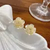 Brincos de Tarraxa Camélia Perolados Franceses para Mulheres Luxo Leve Nicho Atmosfera de Alto Padrão Exquisitos Pequenos Acessórios de Brinco Flor Rosa
