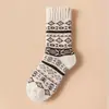 Calcetines de media pantorrilla nuevos de otoño e invierno cuidadosamente seleccionados, calcetines de invierno gruesos para mujer, calcetines largos cálidos ultragruesos de estilo étnico retro, versátiles