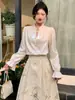 Tamanho Grande Nova Roupa Feminina Estilo Chinês Botão de Disco Estilo Chinês Camisa Jacquard com Franja Saia Face de Cavalo Top Camisa Gola Alta Branca Outono