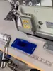Nova máquina de costura de ponto reto com múltiplas agulhas para cós elástico, apresentando um dispositivo de duas rodas para esticar e alargar o cós elástico, um modelo versátil