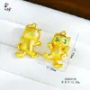 Accesorios Dorados Arena Ojos Verdes Cepillados, Colgante de Gato Hip-Hop Juguetón Chapado en Cobre Dorado, Versátil, Lujo Ligero, Exquisito