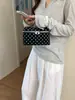 Bolsa de Mão Transfronteiriça Simples de Bolinhas para Mulheres 2026 Novo Estilo Bolsa Quadrada Pequena em Formato de Caixa Bolsa de Ombro Transversal Versátil de Verão