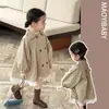 Gabardina de doble botonadura de longitud media para niña, nuevo estilo primavera/otoño 2026, chaqueta de encaje estilo británico para bebé niña