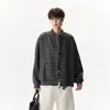 Chaqueta de rayas gris oscuro estilo americano para hombre, una pieza otoñal moderna y versátil, con un diseño de chaqueta de béisbol holgado, casual y elegante