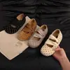 Zapatos de mujer retro versátiles de punta fina con suela plana, novedad popular otoño 2026, zapatos Mary Jane de lunares con plataforma para aumentar la altura
