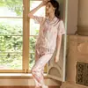 Elegante y sexy conjunto de pijama de cuatro piezas de satén estampado con cuello de solapa y cierre de botones al frente, que incluye una blusa y pantalones, para ropa de casa de mujer 7408