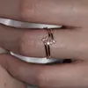 Anillo de línea geométrica de diamantes estilo francés, exquisito y de alta gama, ultrafino, apilable, anillo de índice tridimensional de tres diamantes, estilo minimalista