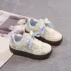 Zapatos planos de moda para niñas, nuevo estilo primavera y otoño 2026, zapatillas de caña baja con cierre de velcro, zapatos deportivos casuales versátiles de suela blanda para estudiantes