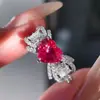 Anillo de Lujo Ligero de Moda con Forma de Corazón de Corindón Rojo Lazo Nudo Súper Hada Elementos de Mariposa Diamante Rojo Sangre de Paloma Banda de Anillo para Mujer Corazón de Amor