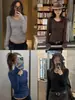 Camiseta Retrô Chique Estilo Coreano com Gola Henley de Manga Longa Feminina Outono Design Moderno Slim Fit Valoriza a Silhueta Camada Base