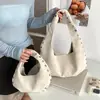 Bolso bandolera con tachuelas estilo moto de moda europea y americana, nuevo bolso de hombro y bolso de mano versátil retro estilo chica picante de Henggeng