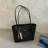 Bolso tote de alta gama, lujo ligero, nicho para mujer, nuevo modelo de verano 2026, bolso de hombro exquisito, bolso de gran capacidad para el día a día
