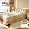 Cama de casal macia estofada, estilo creme, bloco de tofu em grade, moderna e simples, com encosto de bolhas, cama com baú para quartos de casal pequenos