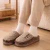 26 Pantuflas de algodón de nuevo estilo, pantuflas cálidas de invierno para mujer, antideslizantes, de suela gruesa, zapatos de algodón con forro de felpa para otoño e invierno, venta al por mayor de invierno para hombre