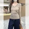 Blusa de tricô justa com decote V, suave e elegante, para mulheres, novo suéter versátil outono 2025 para mulheres