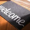 Tapetes de piso com laço de seda podem ser cortados sob medida, tornando-os adequados como tapetes de entrada, capachos e tapetes para entrada de casa.. Eles são antiderrapantes, resistentes ao desgaste e ideais para uso na entrada.