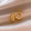 Nueva colección otoño/invierno: Aretes florales huecos de color dorado, que exudan un ambiente lujoso y elegante, aretes de alta gama que realzan tu estilo general