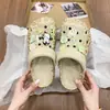 Tamancos Desenho Estampa Leopardo, Novo Estilo de Verão, Sola Fina, Populares no Xiaohongshu, Respiráveis, Chinelos de Praia Antiderrapantes, Chinelos Fechados