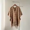 Xale Cape Geométrico Diamante com Franjas Cor Vinho Levemente Luxuoso Toque de Alto Padrão Cachecol Espesso Roupa de Outono e Inverno para Viagem Peça de Roupa Externa