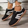 Venta al por mayor de fabricante de zapatillas deportivas casuales con cordones de nuevo estilo 2026, zapatillas de malla, zapatos de entrenamiento alemanes de suela plana para mujer, zapatos de mujer