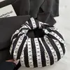 Bolsa Tote Grande de Rayas Texturizadas Azul Hielo Frío Suave Dulce Femenina para Salidas de Clase Bolsa de Mano Ligera