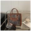Europeu e Americano Novo Elegante da Moda Trendy Commuter Popular Estampa de Leopardo 2025 Moda Bolsa Pequena Quadrada Feminina Transversal de Ombro Único