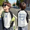 Camiseta de manga larga raglán de algodón puro para niños, nuevo estilo primavera/otoño con estampado color block, moderna y única, adecuada para niños de talla mediana y grande como capa base.