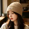 Chapéu de tricô com bordado de letra retrô americano, gorro novo de outono e inverno com punho, chapéu de lã versátil à prova de vento para atividades ao ar livre para casais