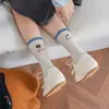 Meias Femininas de Outono e Inverno com Bloqueio de Cores Único e Moderno Versão Ab, Meias de Cano Médio com Carta de Gato Comendo Peixe, Meias Largas de Ponto Duplo