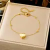 Pulseira feminina de aço titânio, lisa e elegante, com design moderno e sofisticado, em tom dourado, com trevo de quatro folhas e padrão cruzado.