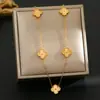 Collar de Acero de Titanio con Diseño Completo, Lujo Ligero, Estilo Europeo y Americano, Trébol de Cuatro Hojas Grabado Láser, Versátil, Gama Alta, Moda Sencilla, Lujo Ligero, Precio de Fábrica