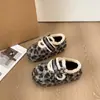 Sapatos Birkenstock com forro de fleece de inverno, laço bordado, novo modelo 2026, sapatos totalmente cobertos de algodão peludo, sapatos quentes e que aumentam a altura para mulheres