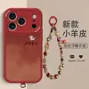 Capa de Celular Apple 17Pro Nova em Couro de Cordeiro Tingida com Tinta com Ovelhas Felizes Criativas e Contas de Gato da Fortuna