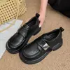 Zapatos de plataforma de cuero con punta redonda estilo británico y coreano, nuevos mocasines de suela gruesa 2026 con hebilla metálica para mujer, verano con cierre de velcro