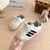Otoño 2026 Nuevos Zapatos Infantiles para Niños Zapatos Deportivos Shell Toe Estilo Coreano Moda Versátil para Niñas Patrón de Estrellas