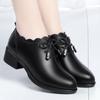 Sapatos de mãe de meia-idade e idosos, sapatos de couro macio, sola macia, sapatos femininos confortáveis, primavera 2022, novos sapatos femininos de salto médio e boca profunda