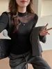 Camiseta Blanca de Malla de Manga Larga para Mujer, Nuevo Estilo Otoño e Invierno, Cuello Semi-Alto, Diseño Sexy Hueco, Top de Patchwork Ajustado