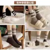 Calcetines de media pantorrilla para mujer otoño e invierno ins de moda desodorantes absorbentes de sudor calcetines deportivos calcetines de felpa a rayas versátiles estilo universitario