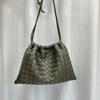 Niche Design 2024 Nova Bolsa Feminina de Couro Genuíno Moda Leucorband Bolsa de Ombro Transversal Bolsa com Cordão Tecido