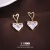Brincos Elegantes de Zircônia Coração Vazado Estilo Coreano Brincos Doces com Design de Coração Brincos Pequenos Exquisitos Frescos