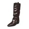 Botas de Moda Plissadas Estilo Britânico 5cm Chegada Nova Outono/Inverno 2026 Bico Fino Salto Bloco Botas de Equitação Acima do Joelho Botas Longas