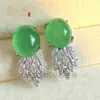 Brincos de Calcedônia Branco Gelo de Alta Qualidade para Mulheres, Brincos de Calcedônia Verde com Diamantes Inteiros, Luxo Acessível, Brincos de Design de Nicho Exquisitos