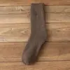 Calcetines calcetines de media pantorrilla para hombre estilo universitario calcetines largos de cintura alta para hombre negros combinan con todo cálidos gruesos calcetines de rizo invierno al por mayor